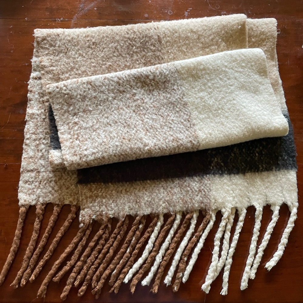 Spanish Scarf 🇪🇸. Large, Neutral, and very soft